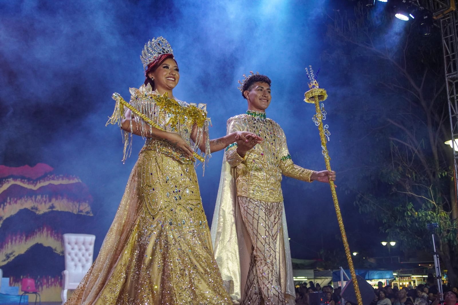 Una maravillosa noche llena de emoción, color y tradición vivieron cientos de familias el viernes 13 de febrero, al abarrotaron la plaza principal de la ciudad para ser testigos de la coronación de los Reyes del Carnaval “Magia y Fantasía” Calkiní 2026, Samuel I y Judi I, quienes, entre aplausos y alegría, recibieron los símbolos reales de manos del alcalde Milton Ulises Millán Atoche, acompañado de su esposa, la Mtra. Guadalupe González Canto, presidenta del DIF Municipal.