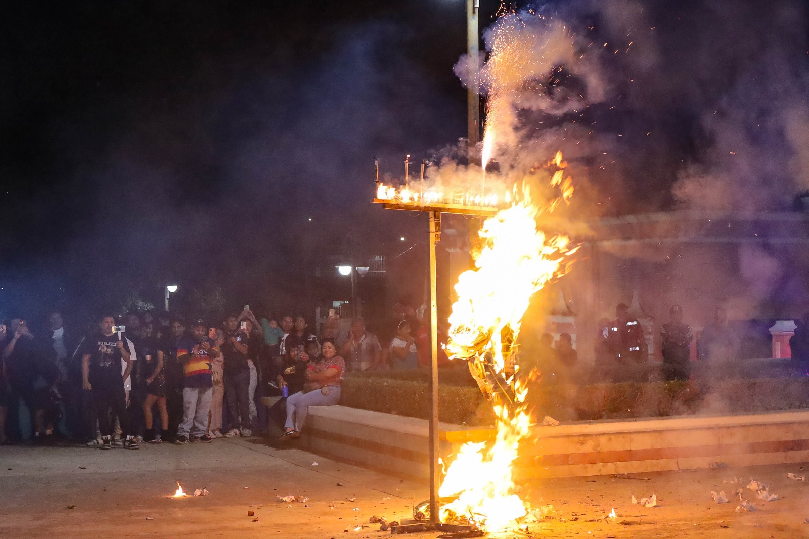 Con la tradicional quema de Juan Carnaval y un espectacular baile de gala, culminaron las actividades del Carnaval “Magia y Fantasía” Calkiní 2026, en una mágica noche celebrada el martes 17 de febrero.
