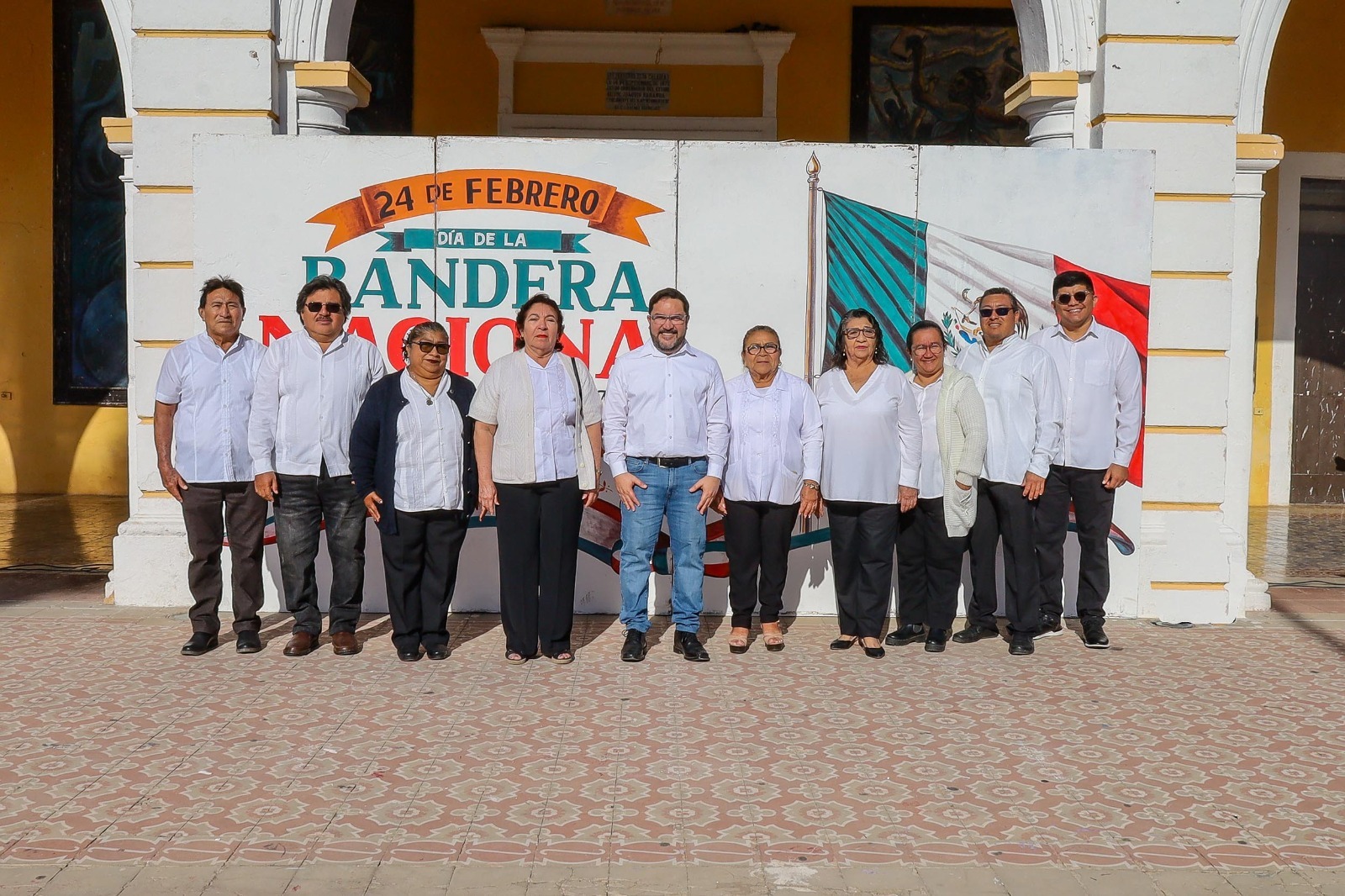 Con el firme propósito de fortalecer la identidad, el civismo y el amor a México, autoridades municipales, civiles y educativas, encabezadas por el alcalde Milton Ulises Millán Atoche, participaron en la ceremonia de honores a la Enseña Nacional en el marco del Día de la Bandera.