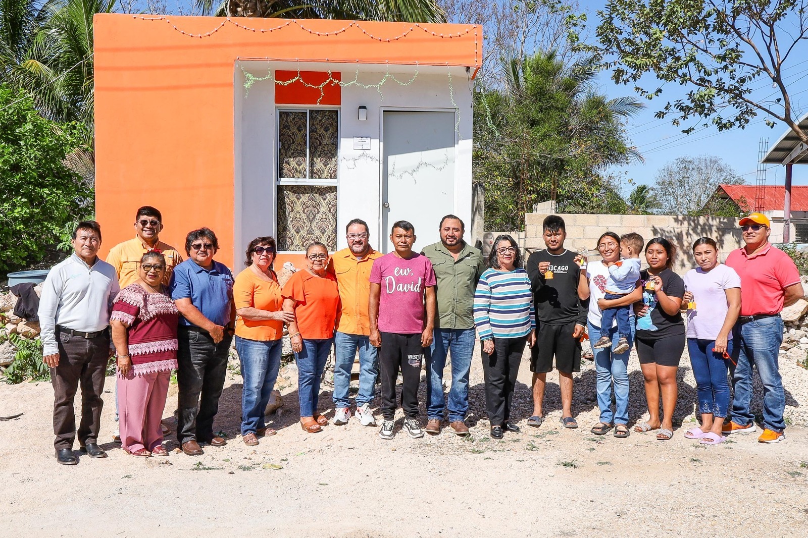 Con el compromiso de mejorar la calidad de vida, brindar seguridad y mayor bienestar a las familias, el presidente municipal Milton Ulises Millán Atoche encabezó la entrega de cuatro cuartos dormitorios en la comunidad de Xcacoh.