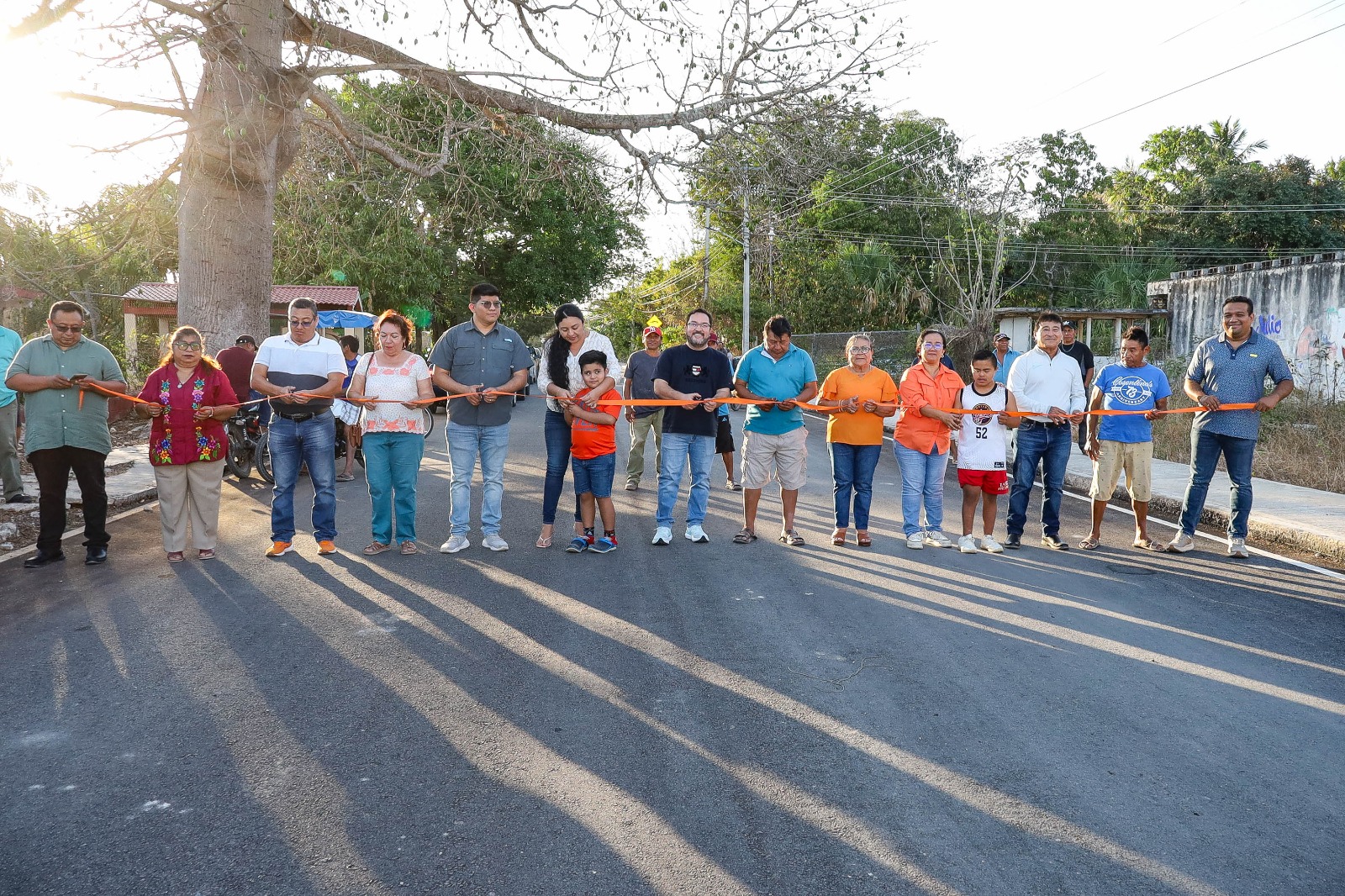 Lo que por años fue una calle deteriorada y motivo de preocupación, hoy es una vialidad segura y digna para las familias de Tankuché. Vecinos de la comunidad celebraron la rehabilitación de la calle 4 entre 7, una obra largamente esperada que mejora la movilidad y brinda mayor tranquilidad a quienes la transitan diariamente.