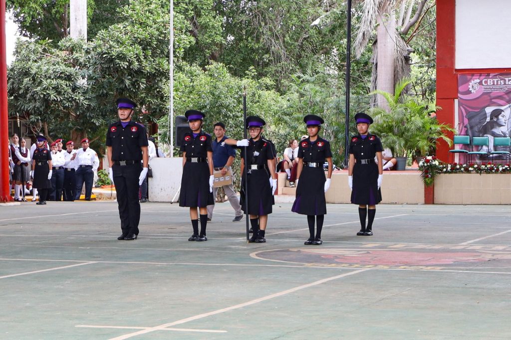 Con un firme compromiso por fortalecer los valores cívicos y la formación integral de la juventud, el presidente municipal Milton Ulises Millán Atoche encabezó la inauguración del VII Encuentro Nacional Cívico de la DGETI en su fase estatal, consolidando a Calkiní como punto de encuentro del talento y la disciplina estudiantil.