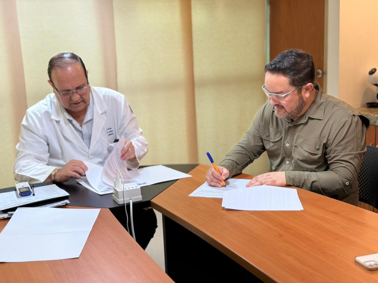 Pensando en la salud y la economía de las familias, el alcalde de Calkiní, Milton Ulises Millán Atoche, firmó un convenio con la clínica de Mérida para que las y los calkinienses puedan acceder a servicios médicos especializados con descuentos preferenciales.