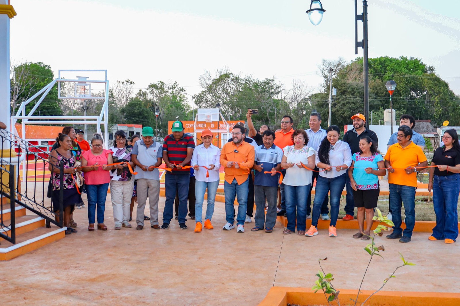 Hoy es un día muy significativo e histórico para los habitantes de la comunidad de San Agustín Chunhuás. Después de mucho tiempo de espera, finalmente ven hecho realidad uno de los mayores anhelos de su comunidad, la remodelación de su parque principal y de la cancha. El alcalde Milton Ulises Millán Atoche entregó la obra, resaltando que la remodelación de los espacios públicos representa un paso concreto hacia el progreso y la modernización de la localidad. En voz de la comunidad, el ciudadano Alberto Caamal destacó que esta acción atiende una necesidad sentida por las familias, reconociendo la importancia de que las obras públicas se traduzcan en beneficios directos para la población. Reunidos a un costado del nuevo Kiosco de la comunidad, las autoridades y habitantes realizaron el corte del listo inaugural de esta remodelación del parque principal, para después realizar un recorrido.