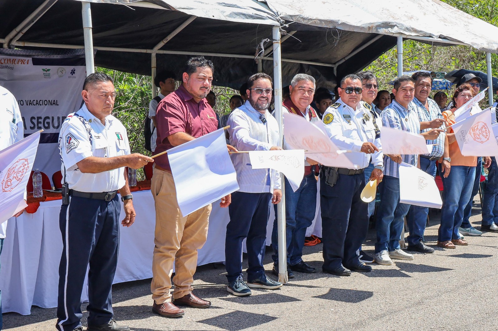 Autoridades municipales y estatales, en coordinación con diversas dependencias y el Consejo Municipal para la Prevención de Accidentes y Lesiones de Calkiní, dieron el banderazo de inicio del operativo “Semana Santa Segura”.