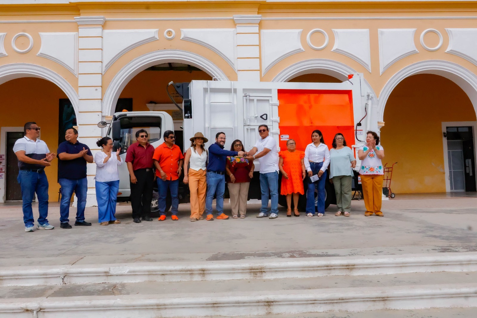 Con un propósito claro y una visión centrada en la atención y el servicio a la ciudadanía, el alcalde Milton Ulises Millán Atoche realizó la entrega de un nuevo camión recolector de basura a la Dirección de Servicios Públicos Municipales.