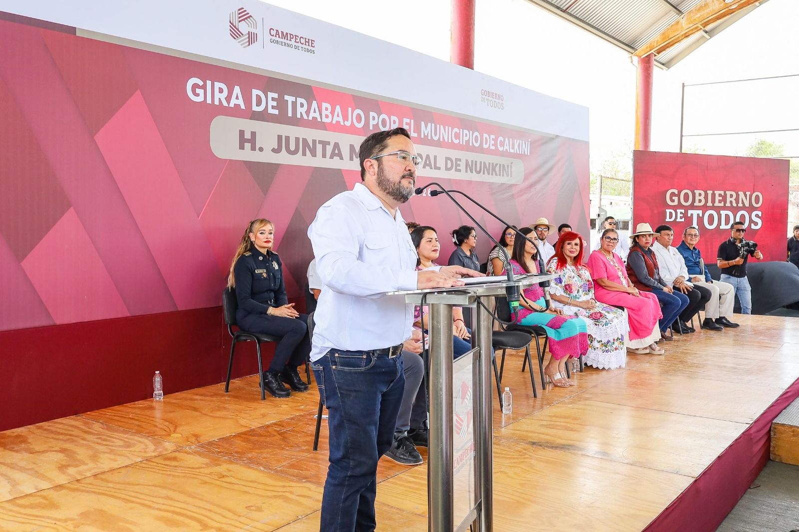En un esfuerzo conjunto por el desarrollo del municipio, Milton Ulises Millán acompañó a la gobernadora del estado, Layda Elena Sansores San Román, durante su gira de trabajo por Calkiní.