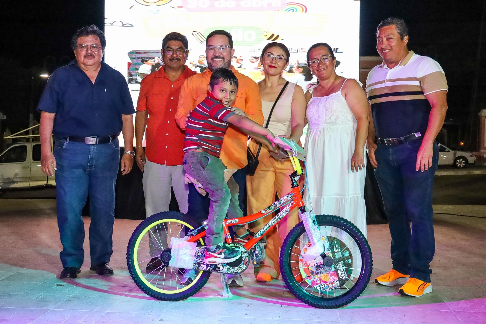 El parque principal se convirtió en un punto de encuentro donde cientos de pequeños participaron en dinámicas, disfrutaron de un show infantil y formaron parte de rifas que llenaron de emoción el ambiente festivo.