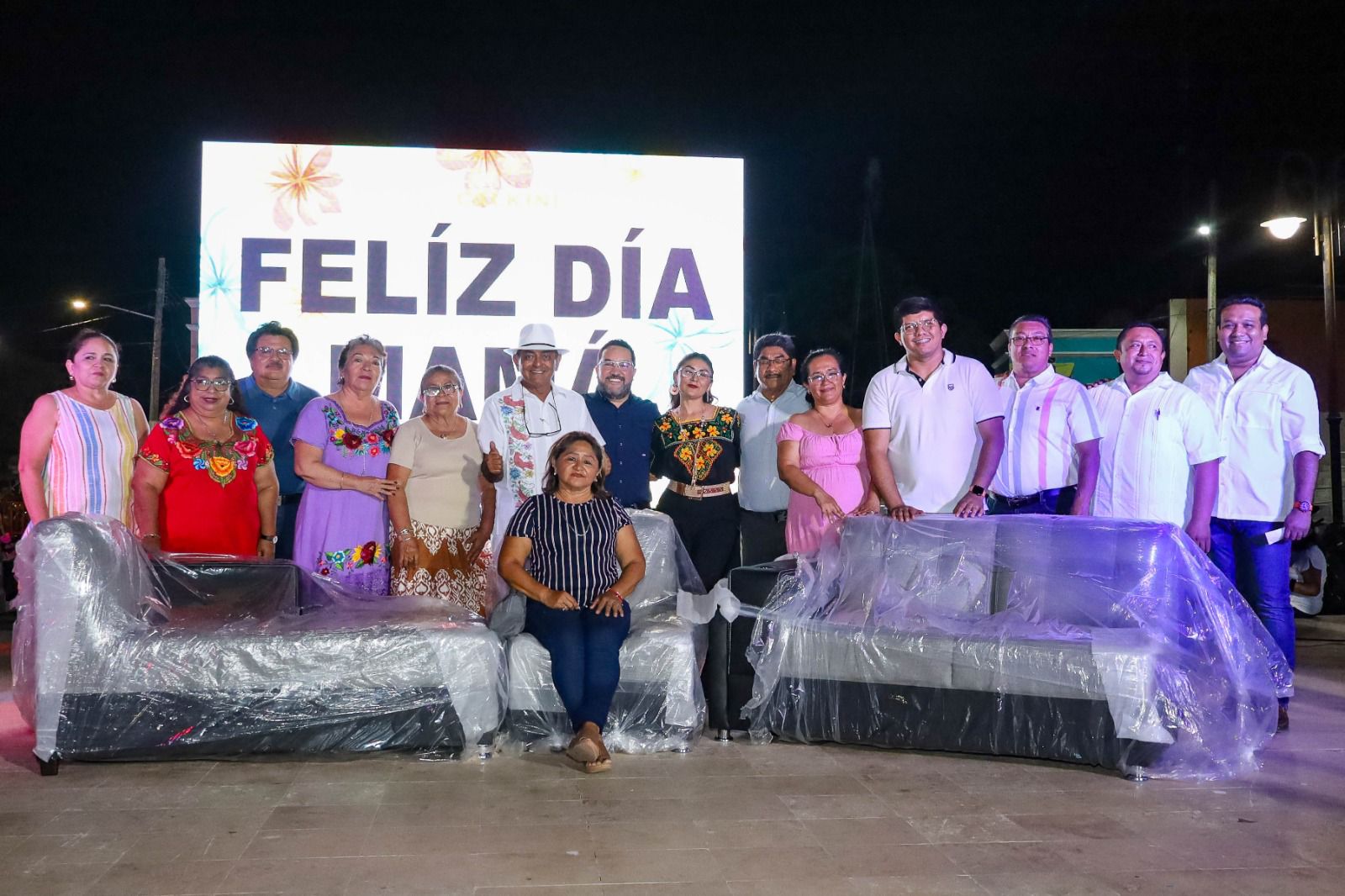 Para reconocer la invaluable labor que realizan las madres dentro de las familias y fortalecer los lazos de convivencia, el H. Ayuntamiento de Calkiní, encabezado por el alcalde Milton Ulises Millán Atoche, celebró el Día de las Madres con una emotiva jornada dedicada a las mamás.