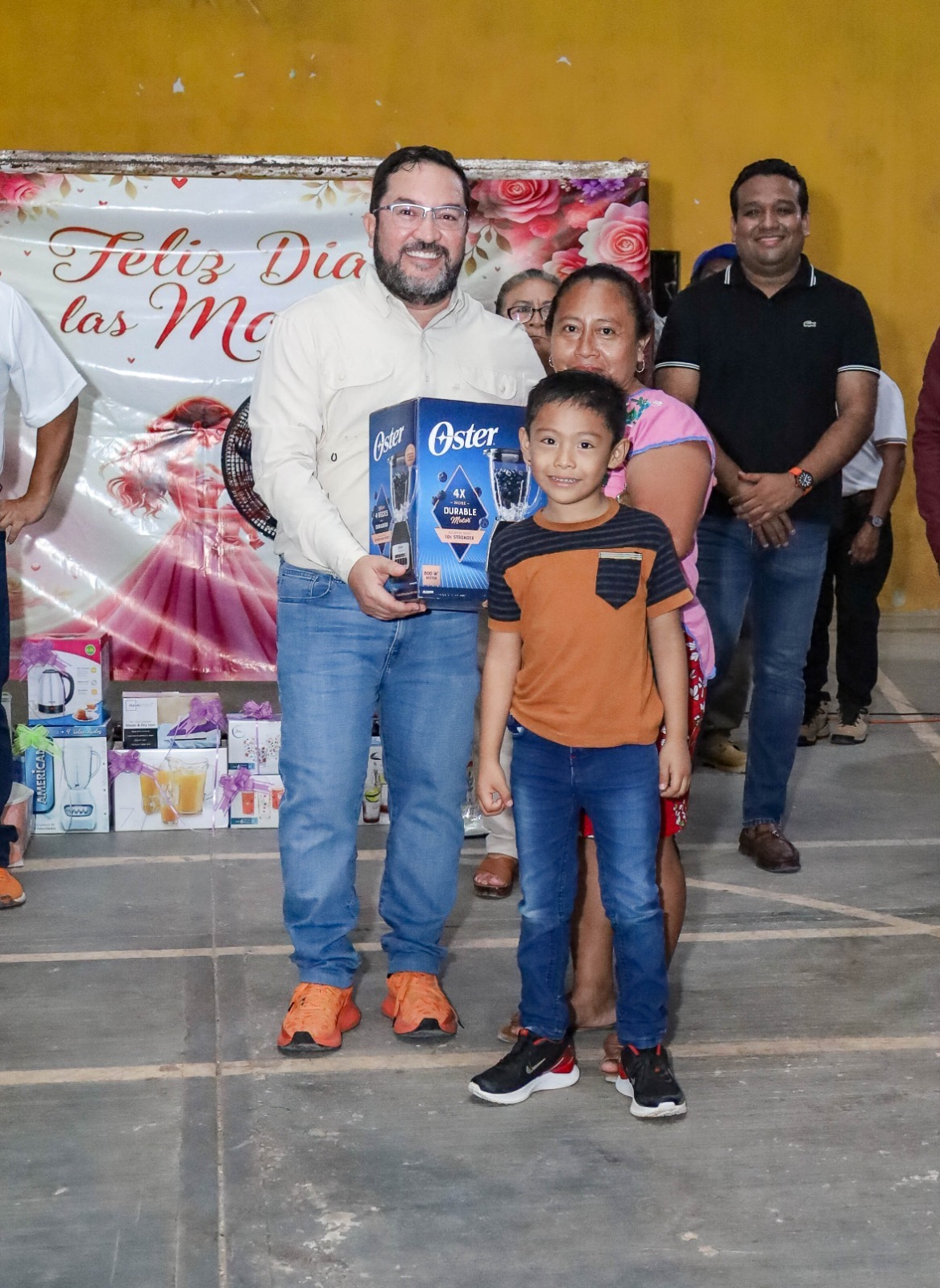 Durante esta celebración, el Presidente Municipal, Milton Ulises Millán Atoche, acompañó a las festejadas y compartió con ellas este emotivo encuentro, de igual manera se contó con la presencia del comisario, Edwin Israel Chan Dzib, de regidores y directores de la alcaldía.