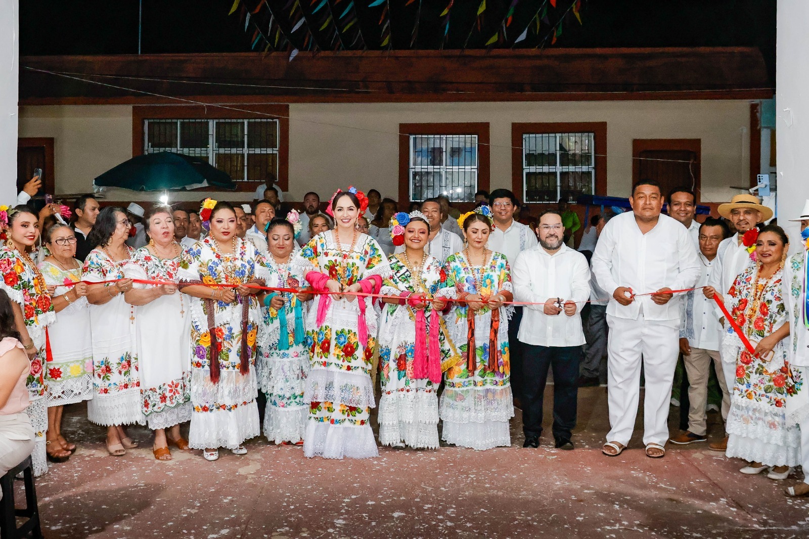 Entre luces multicolores, música y tradición, se llevó a cabo el corte del listón inaugural de la tradicional Feria de la colonia Fátima, que este año celebra su 74 aniversario con una gran participación ciudadana y una emotiva magna vaquería protagonizada por grupos de jaraneros y jaraneras.