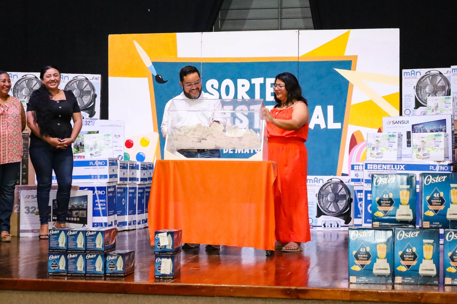 En reconocimiento a la invaluable labor que realizan en la formación de niñas, niños y jóvenes del municipio, el alcalde Milton Ulises Millán Atoche encabezó un mega sorteo de diversos artículos para celebrar a las y los docentes de Calkiní en el marco del Día del Maestro.