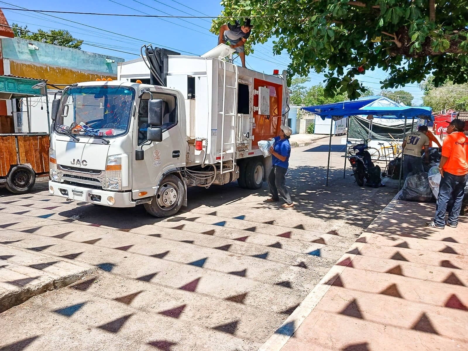 Como parte del compromiso asumido con el comité organizador de la feria de la colonia Colonia Fátima, el área de Servicios Públicos Municipales mantiene de manera permanente las labores de limpieza y mantenimiento en los espacios donde se desarrollan las actividades de esta tradicional celebración.