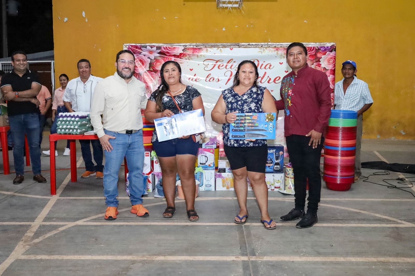 En el marco de las celebraciones por el Día de las Madres, el Ayuntamiento de Calkiní, encabezado por el alcalde Milton Ulises Millán Atoche, dio inicio a una serie de actividades conmemorativas en las comunidades del municipio, con el propósito de reconocer y homenajear a las madres por su invaluable labor dentro de las familias y la sociedad.