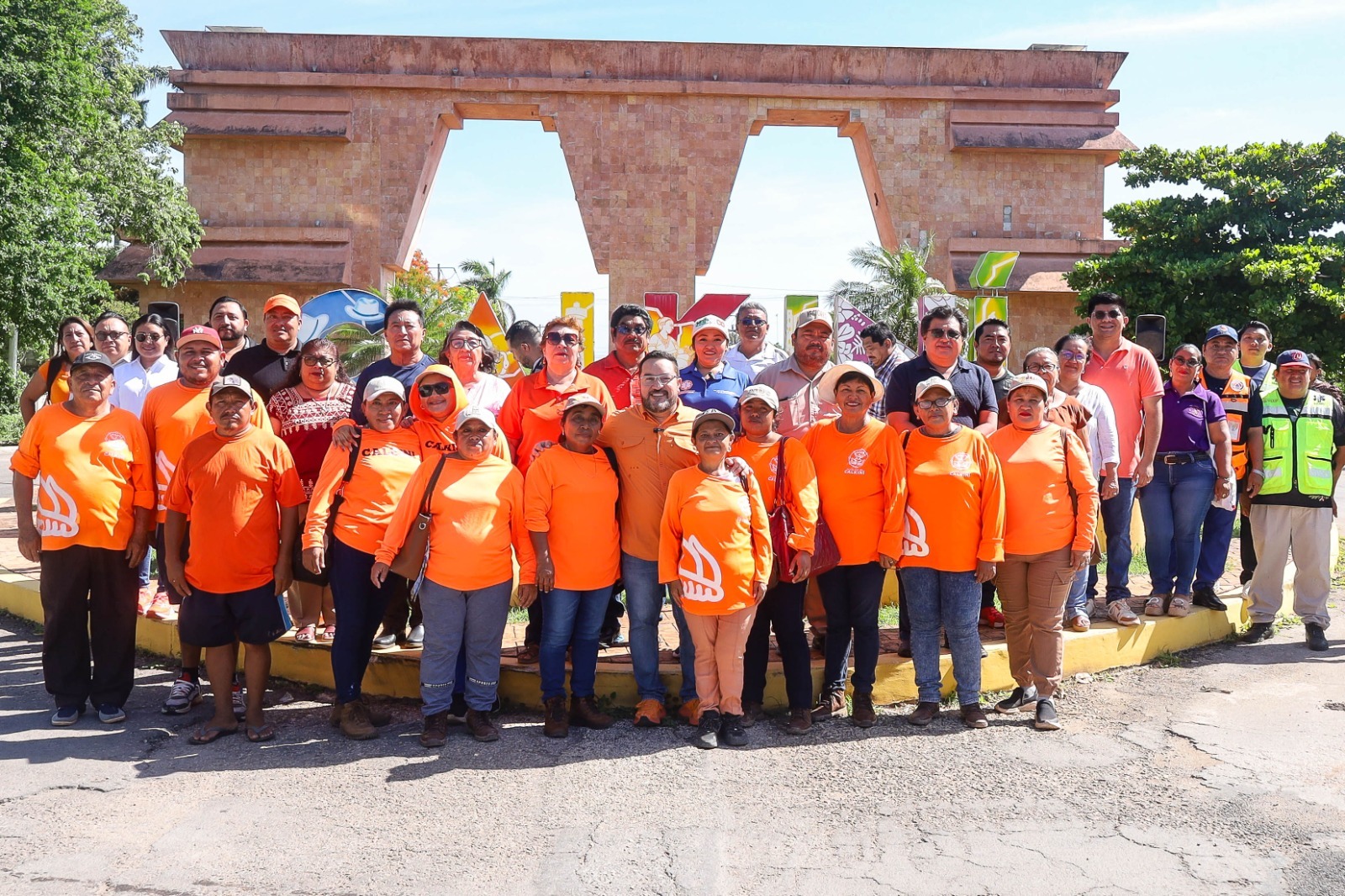 El acto protocolario se llevó a cabo en el emblemático Arco Maya, donde las autoridades municipales pusieron en marcha esta importante estrategia de salud pública que contempla la recolección de cacharros y objetos en desuso que puedan convertirse en criaderos de mosquitos, mediante un programa que abarcará las diversas comunidades del municipio.