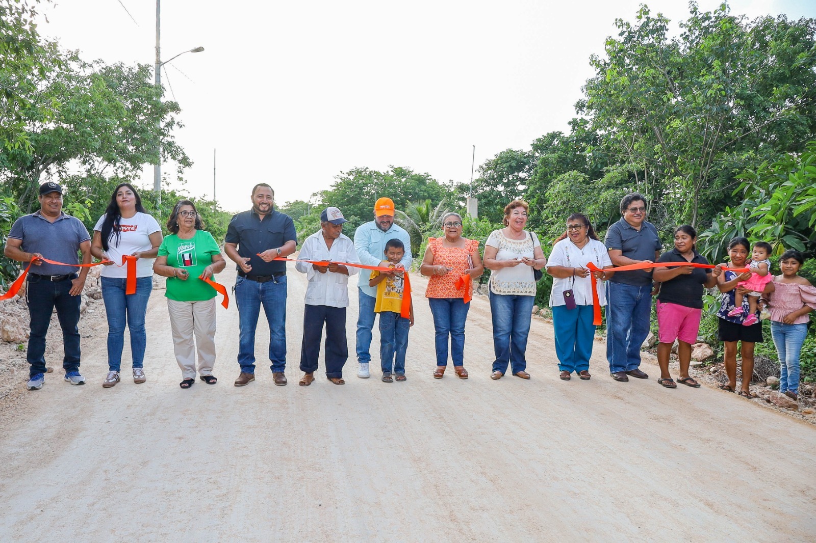 Las familias de los barrios de San Román, Fátima y Santa Cruz cuentan hoy con una mejor conectividad y mayor seguridad vial gracias a la construcción de una nueva calle a base hidráulica, obra impulsada por la administración municipal que encabeza el alcalde Milton Millán Atoche.