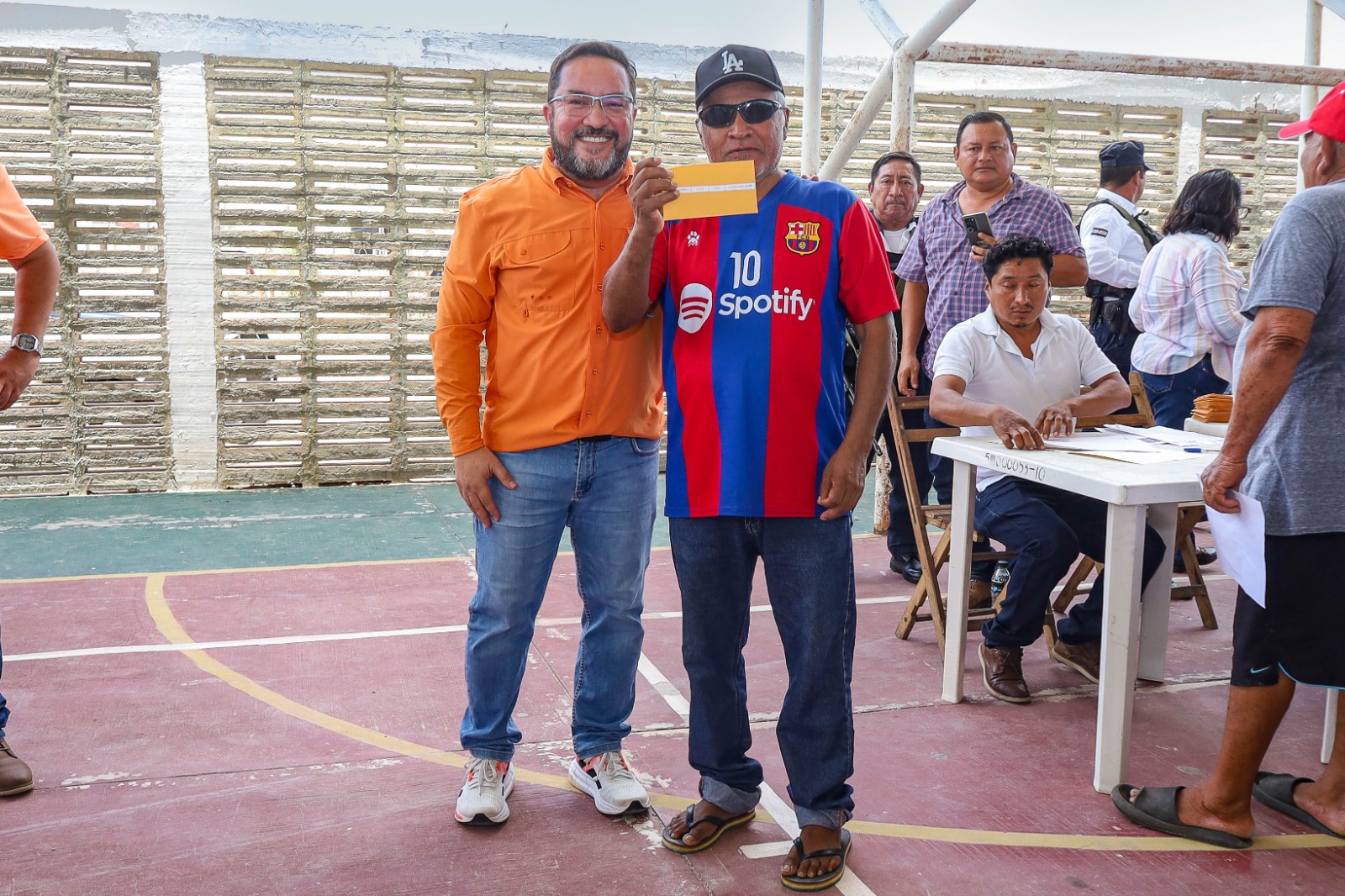 El Ayuntamiento de Calkiní, encabezado por el presidente municipal Milton Ulises Millán Atoche, realizó la entrega del apoyo económico complementario dirigido a pescadores ribereños y permisionarios de las comunidades de Isla Arena y Tankuché, como parte de las acciones implementadas durante la temporada de veda temporal de especies marinas.
