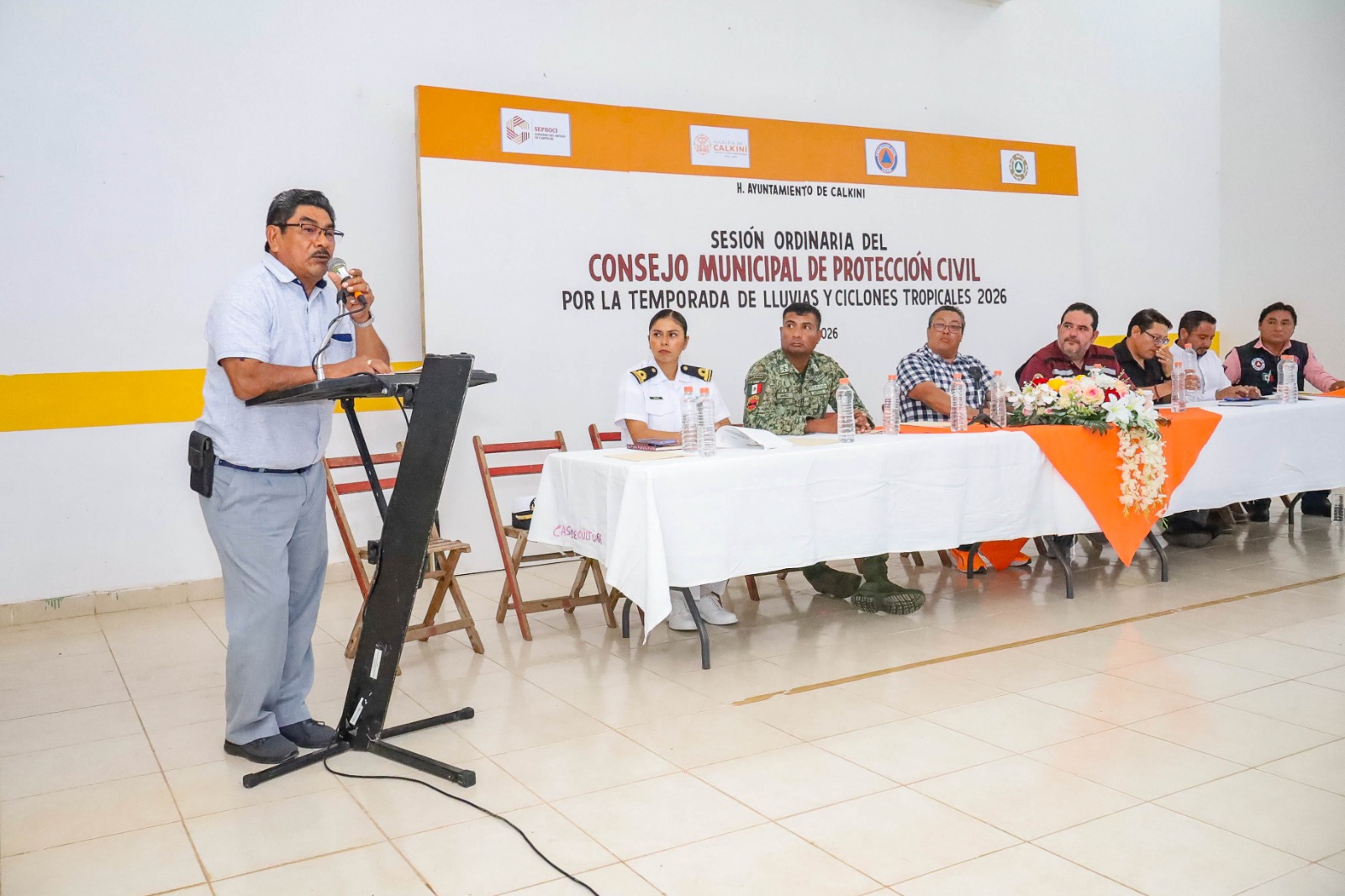 Durante la reunión, el secretario de Protección Civil del Gobierno del Estado de Campeche, Anuar Dager Granja, presentó un panorama general de la temporada de lluvias y ciclones tropicales 2026, al tiempo que exhortó a las dependencias de los tres niveles de gobierno a mantener una estrecha coordinación para brindar atención inmediata a la ciudadanía en caso de emergencia.