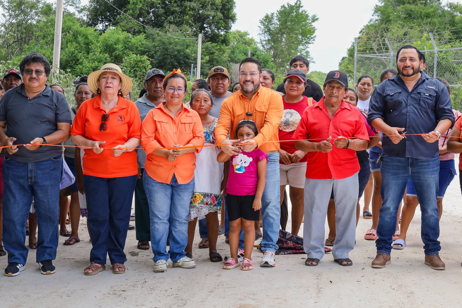 habitantes y productores de Santa Cruz Pueblo estrenaron un nuevo camino saca cosecha de 1,200 metros lineales, una obra realizada por la administración municipal que encabeza el alcalde Milton Ulises Millán Atoche.