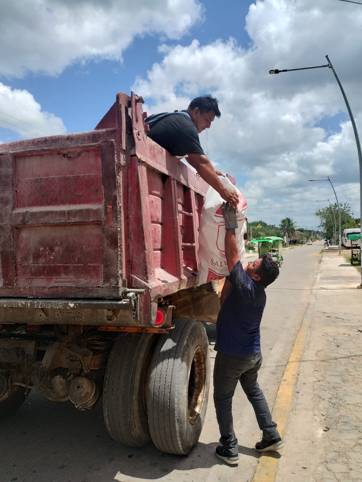 Como parte de esta estrategia, la Alcaldía de Calkiní, a través del Departamento de Salud Municipal y en coordinación con autoridades estatales y federales, realizará jornadas de recolección de cacharros en Tepakán, Bécal, Nunkiní y la ciudad de Calkiní, eliminando posibles criaderos del mosquito Aedes aegypti, responsable de transmitir dengue, zika y chikungunya.