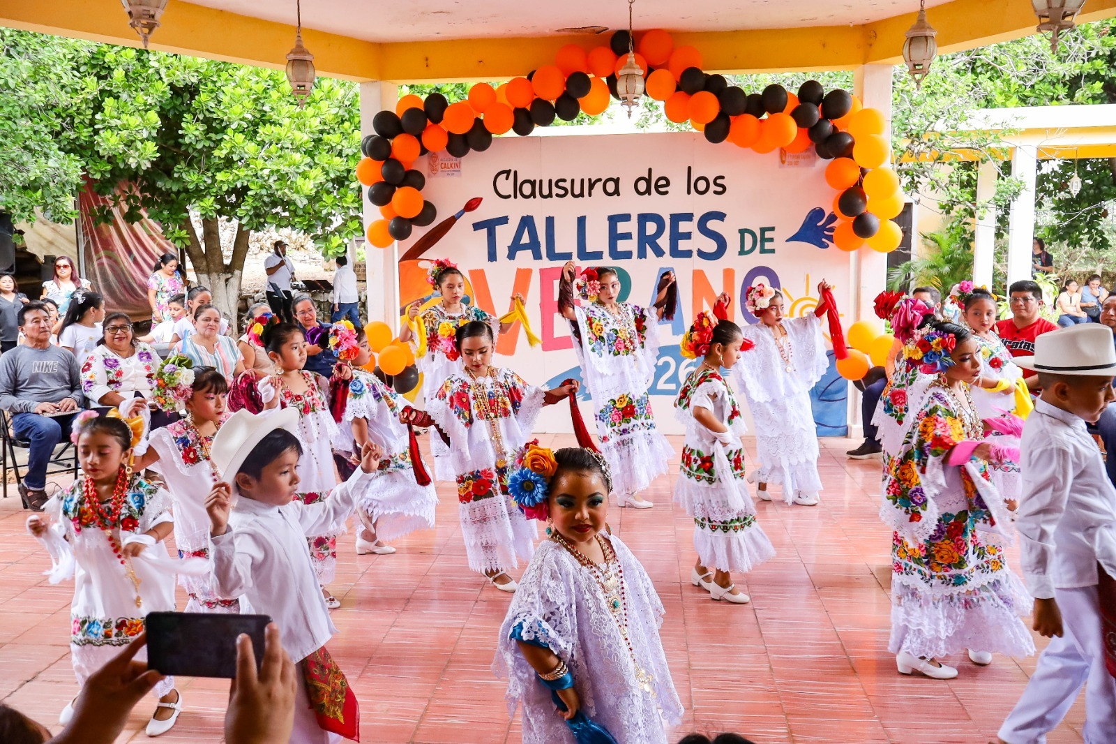 Con una emotiva muestra del talento y aprendizaje adquirido durante las últimas semanas, se llevó a cabo la clausura de los talleres de verano de la Casa de la Cultura, donde las y los participantes recibieron un merecido reconocimiento de manos del presidente municipal, Milton Ulises Millán Atoche, quien felicitó su entusiasmo y dedicación.