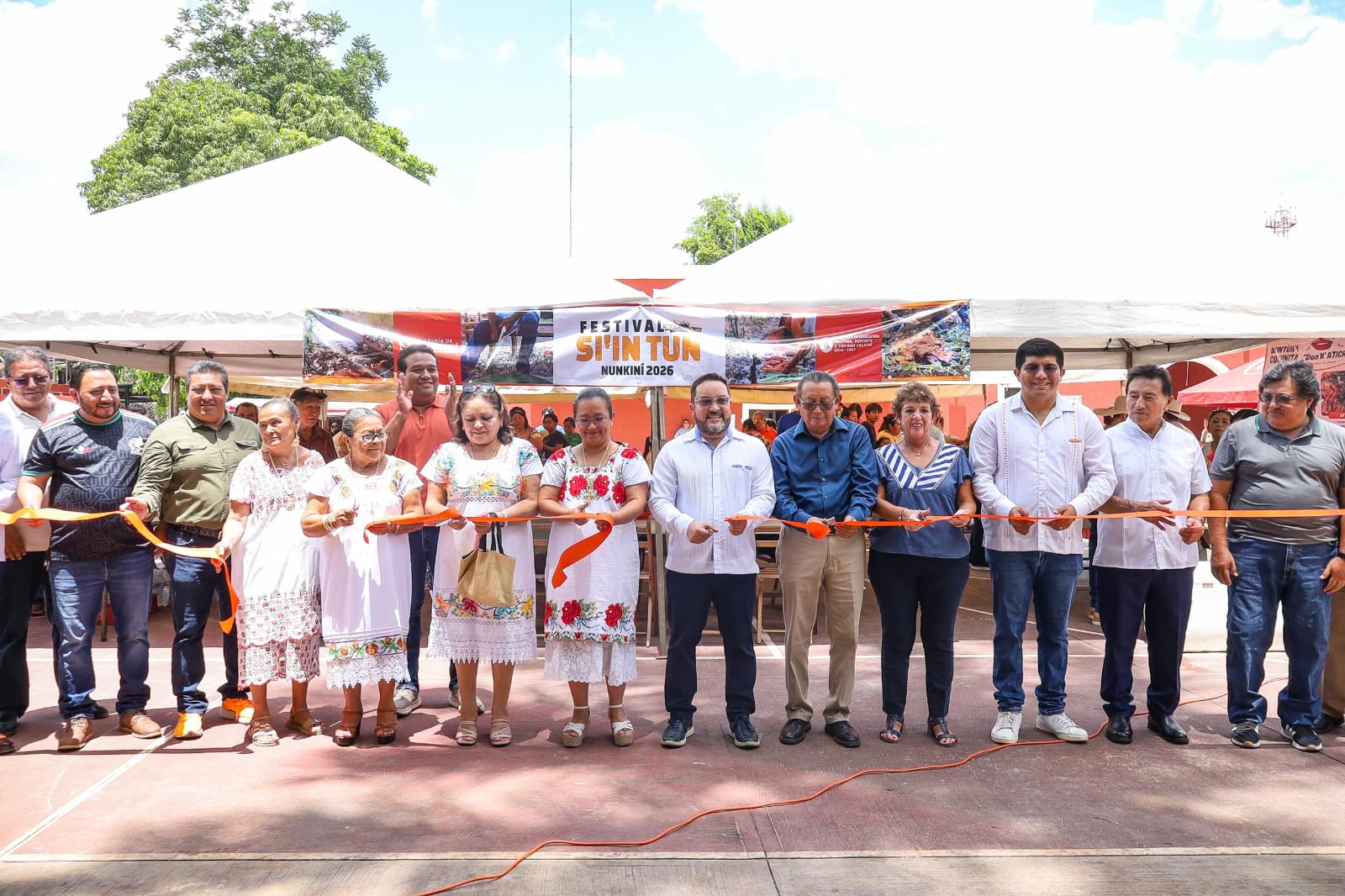 Con una importante afluencia de visitantes y la participación de cocineras y cocineros tradicionales, se llevó a cabo la segunda edición del Festival Si'in Tun Nunkiní 2026, una celebración que reunió gastronomía, cultura, artesanías, música y tradiciones representativas de esta comunidad.