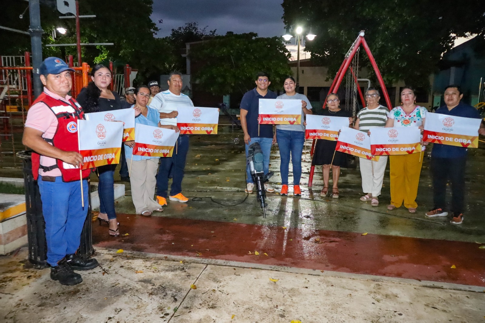 Con la finalidad de brindar a las niñas y los niños un espacio renovado, seguro y adecuado para su sano esparcimiento, el Ayuntamiento de Calkiní, encabezado por el alcalde Milton Ulises Millán Atoche, anunció la remodelación del área infantil del parque principal de la ciudad.