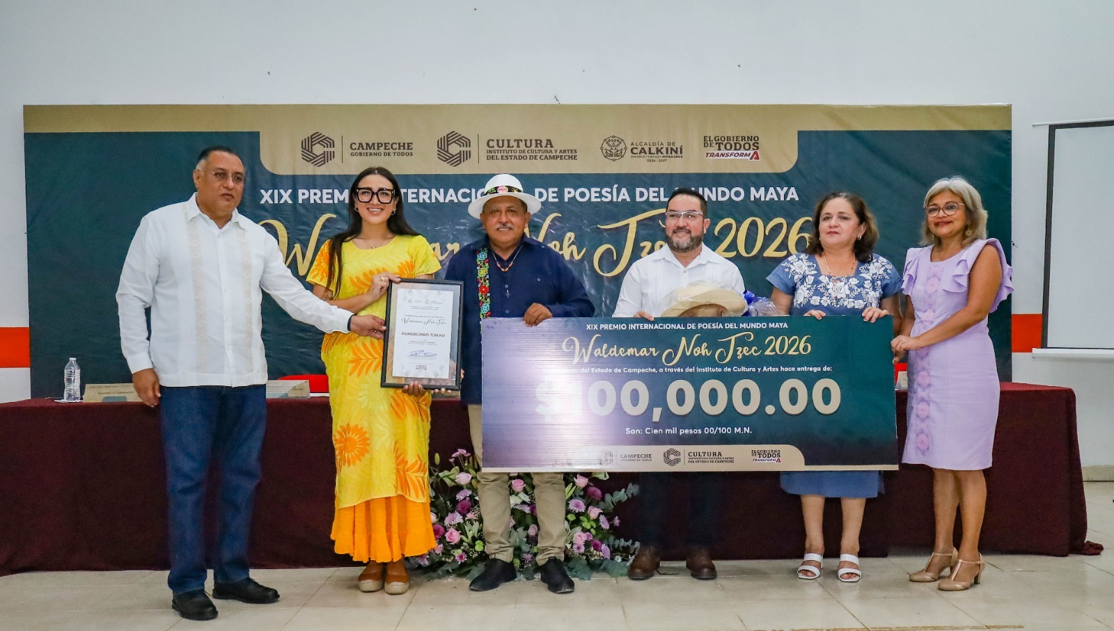 reconocida como la Atenas del Camino Real y cuna de grandes artesanos, pintores, artistas y escritores, celebró con orgullo la entrega del XIX Premio Internacional de Poesía del Mundo Maya “Waldemar Noh Tzec", otorgado en esta edición al escritor calkiniense Mtro. Gumercindo Tu Ku.