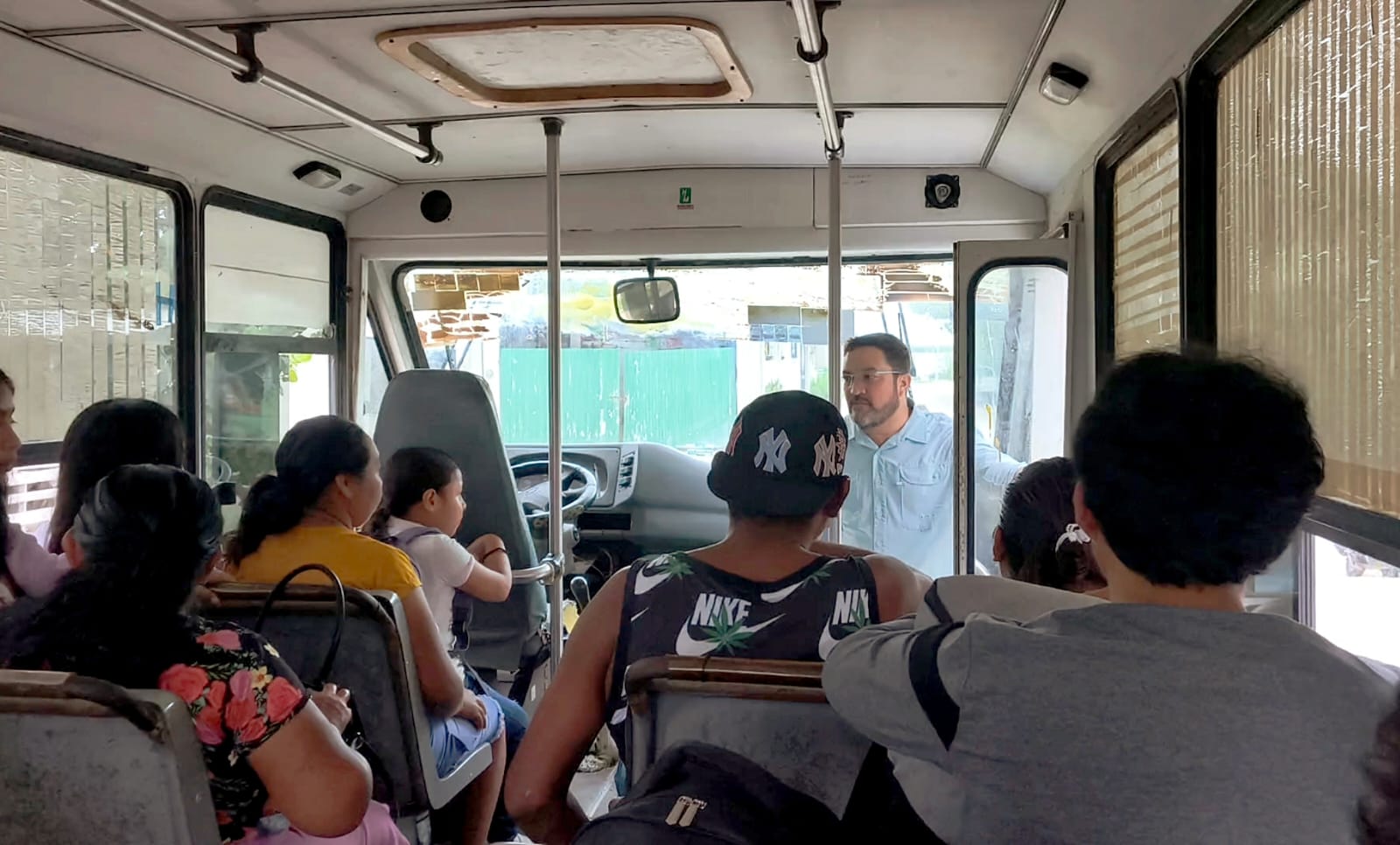 Como parte de las acciones preventivas, el alcalde se trasladó de inmediato a Isla Arena, localidad que por su ubicación geográfica podría registrar afectaciones ante el fenómeno meteorológico. Durante su recorrido, verificó las condiciones de la población y coordinó las acciones necesarias para la evacuación de las familias que lo requirieran hacia los refugios temporales habilitados en la cabecera municipal.